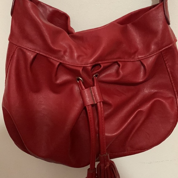 Red faux leather cross body tassel handbag - Picture 4 of 6